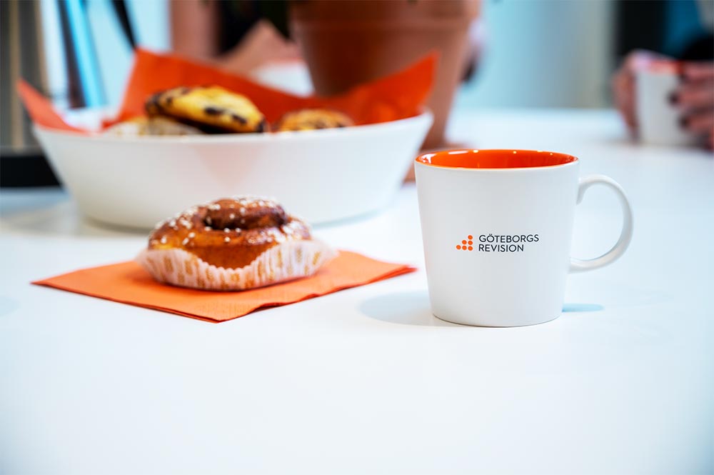 Kaffekopp med Göteborgs revisions logga